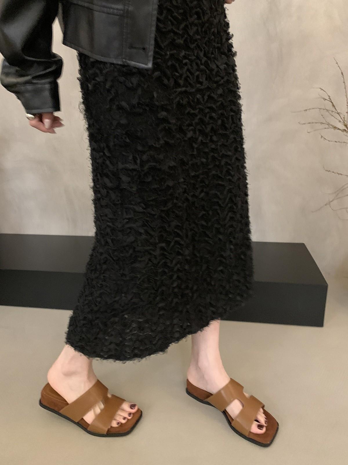 

Дизайнерские нишевые шлепанцы на танкетке для женщин, летняя новинка 2025 года, высококлассные крутые шлепанцы, отпускная пляжная обувь 40 коричневый