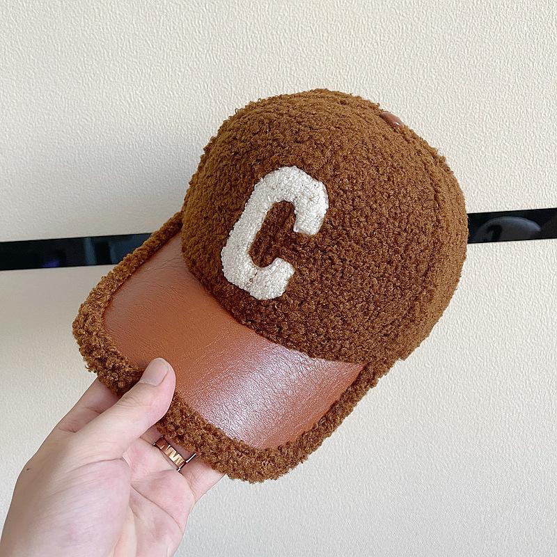 

Autumn Winter Women Letter Embroidered Lamb Wool Baseball Cap Outdoor Leisure Teddy Warm and Cold Proof Duck Tongue Hat Adjustable темно-коричневого кольору