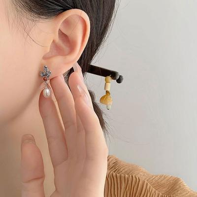 Leaf Pearl Earrings for Women with Retro New Chinese Style Exquisite Temperament and Elegant Earrings