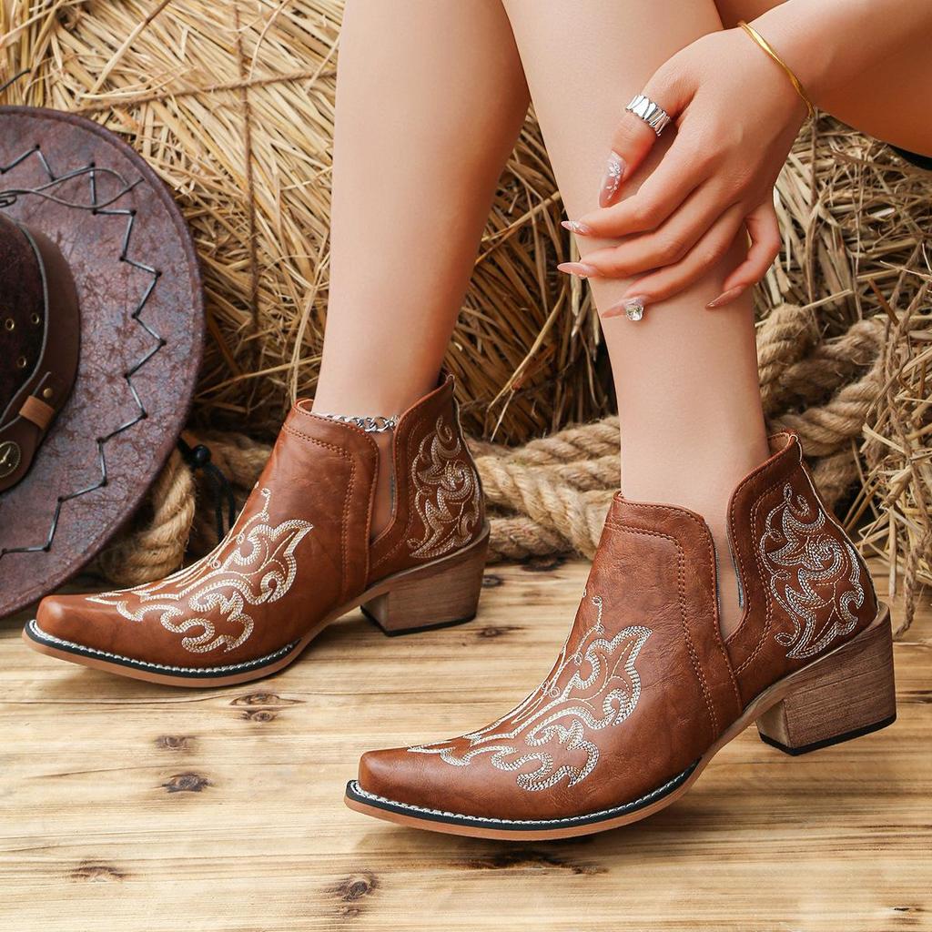 Stivaletti Western da Cowboy Ricamati da Donna Europei e Americani con Tacco Chunky e Punta Appuntita a Taglio a V (Moda 2026)