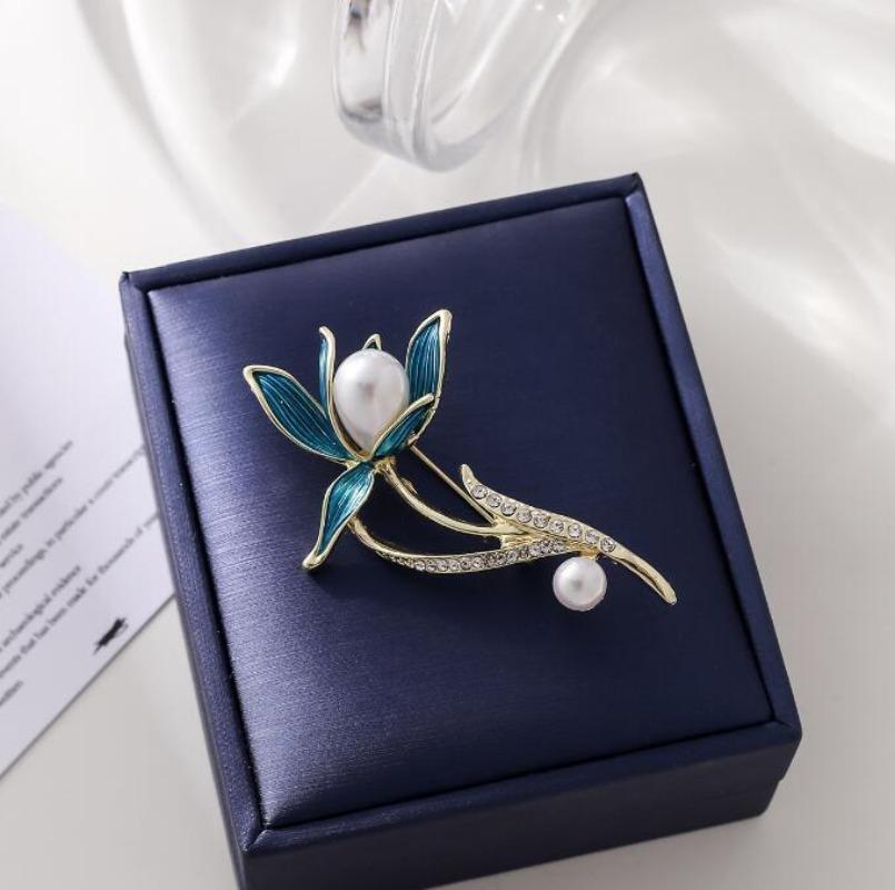 1Pc Trendy Orchid Brooch for Women Men Simple Pearl Leaf Brooches Pins Jewelry Trendy Accessories Summer Holiday Gifts