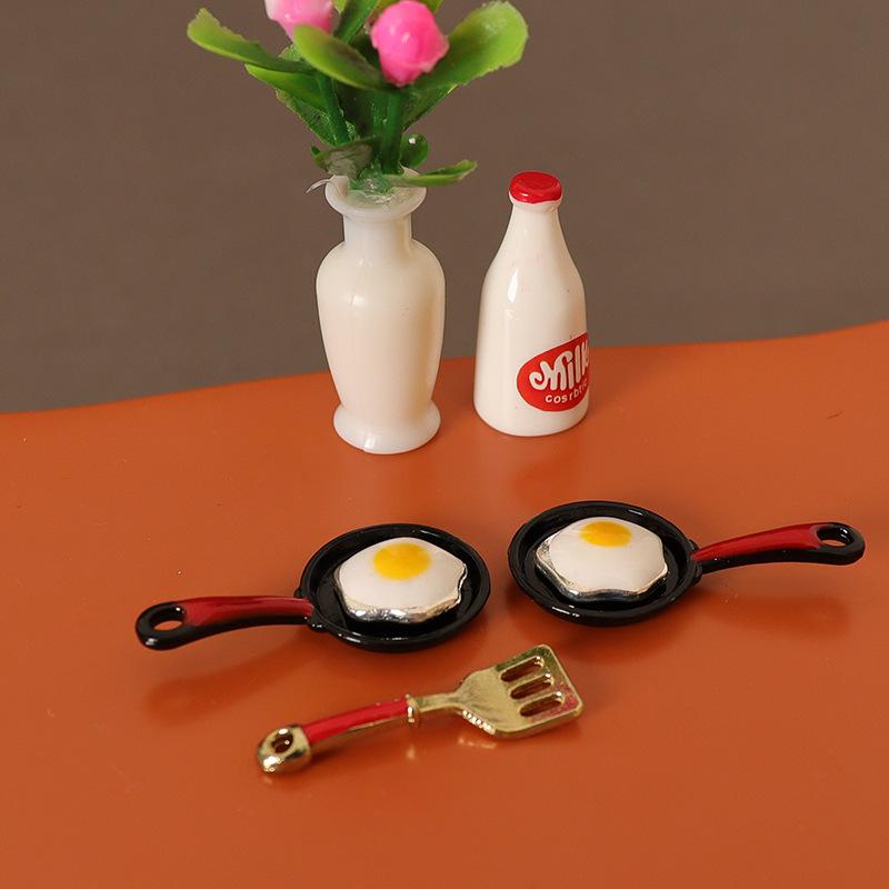 Miniature Dollhouse Fried Egg Pan & Spatula Set for Tiny Kitchen Szene Decor (OB11).