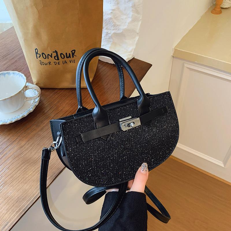 

High-value portable half-moon bag women s new lock fashionable and casual simple shoulder messenger bag women чорний