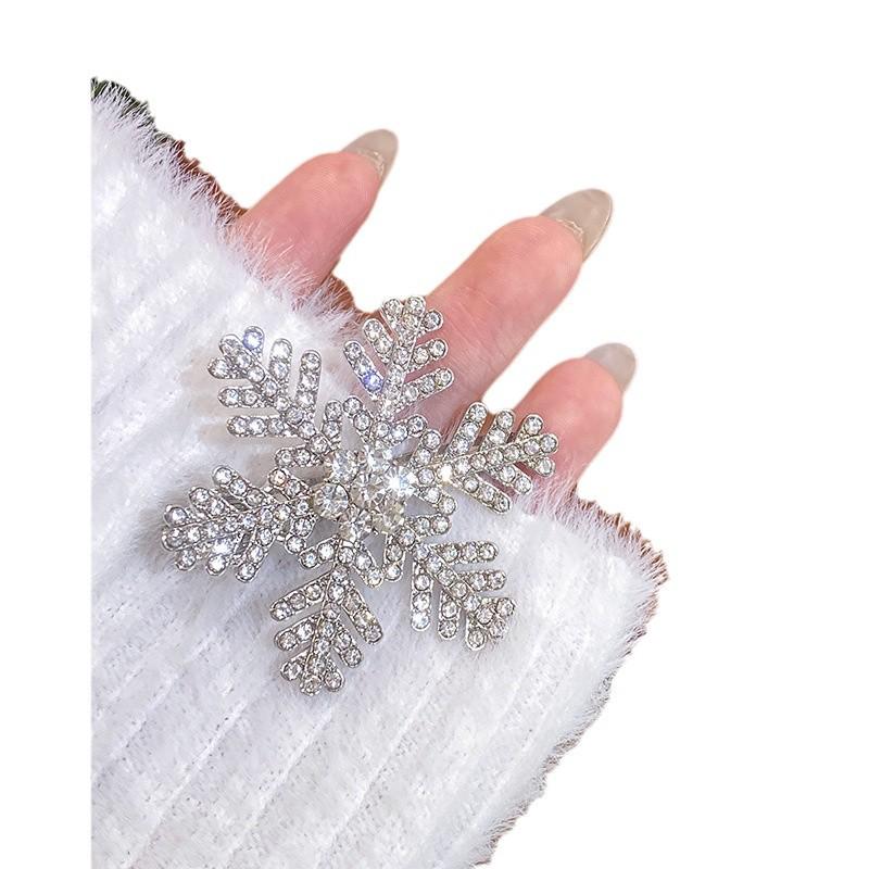 Luxe Diamond Snowflake Duckbill Hair Clip for Holiday and Winter Fashion