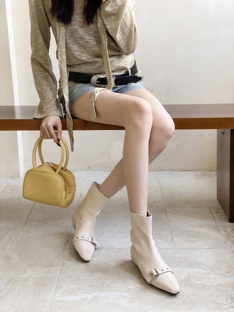 2025 Autumn and Winter New Pointed Thick Heel Short with Thin Temperament French Fashion Sexy Beauty Female Internet Celebrity Short Boots