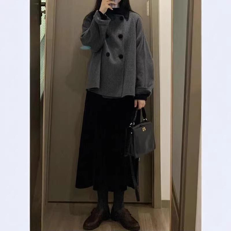 Women's Gray Woolen Coat - Retro Peter Pan Collar, Thickened Korean Hepburn Style for Autumn/Winter, Petite Fit.