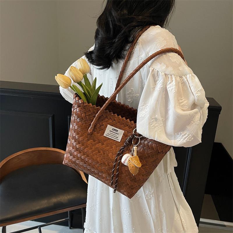 Large-capacity Woven Straw Bag Women's New Versatile Contrasting Shoulder Bag High-end Seaside Beach Bag