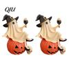 Roztomilá figurka čarodějnice, Figurka ducha, Sedící na dýni, Soška s legračním halloweenským kloboukem, Pryskyřičná stolní ozdoba pro domácí party dekorace, Strašidelná