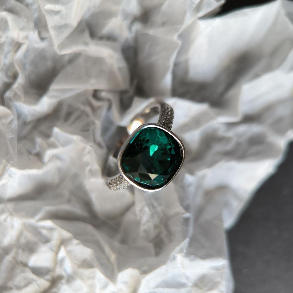 Серебряное кольцо с фианитами, вес изделия 4,39 гр (60002280)