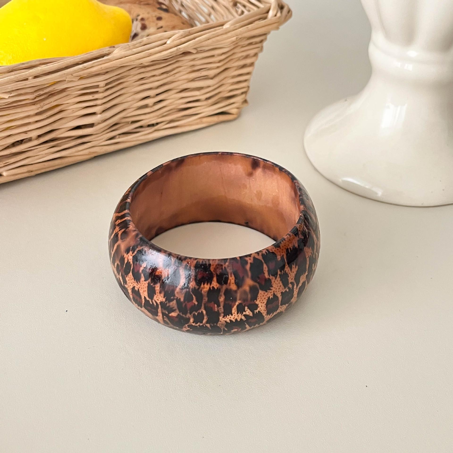 

Exaggerated Peacock Tail Pattern Round Wooden Bracelet Fashion Simple Leopard Pattern Bangle Wide Vintage Snake Pattern Jewelry
