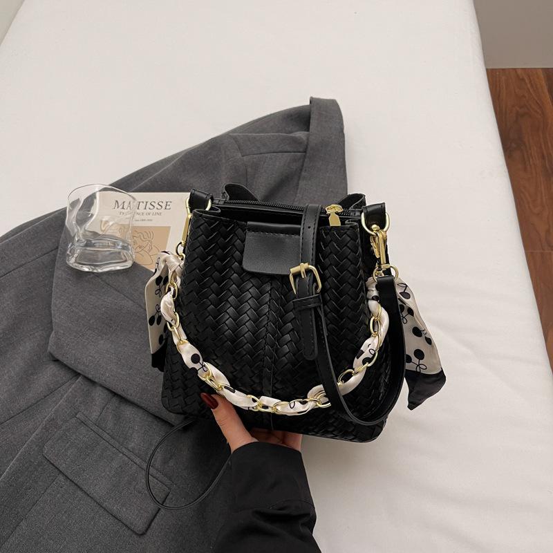 Casual, Fashionable and Simple Women's Bag, Trendy Single-shoulder Bag, Niche Color-blocking Texture Chain Hand-held Bucket Bag