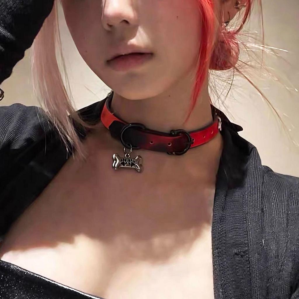 Chique Pittige Meisje Leren Bel Choker Ketting – Uniek Minderheidsontwerp