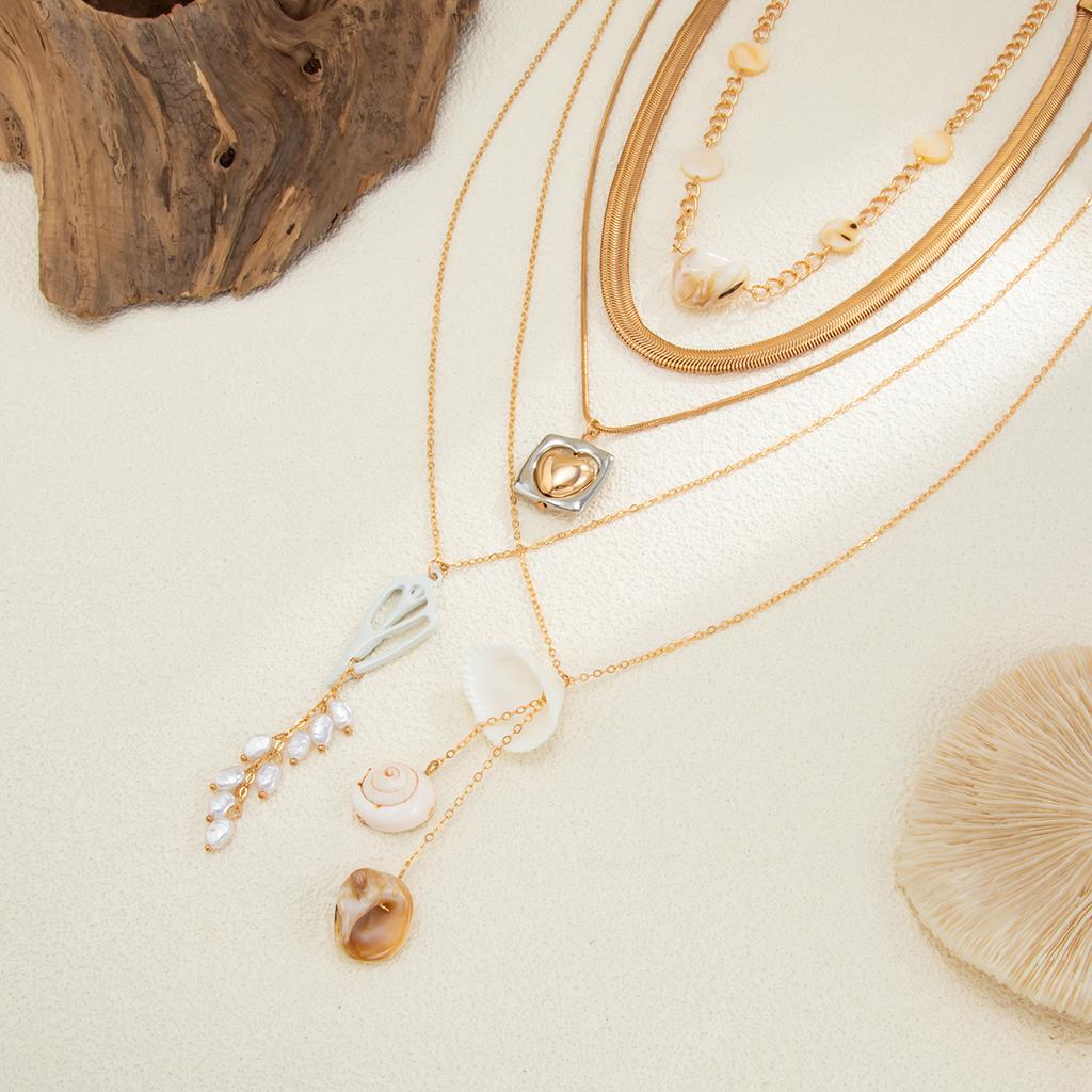 Holiday Shell Piece Conch Pendant Necklace, Design Sense Metal Snake Bone Chain Imitation Pearl Necklace