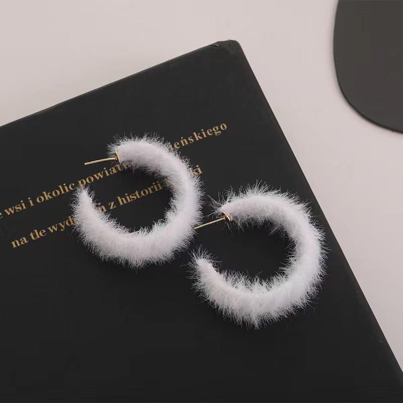 New trendy 111 silver needle white plush C-shaped earrings, gentle temperament, high-end stud earrings, earrings for women