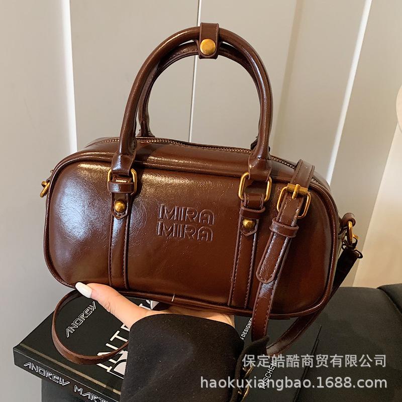 Niche design bag women's autumn and winter 2025 new versatile super fire messenger bag Korean version retro portable pillow bag