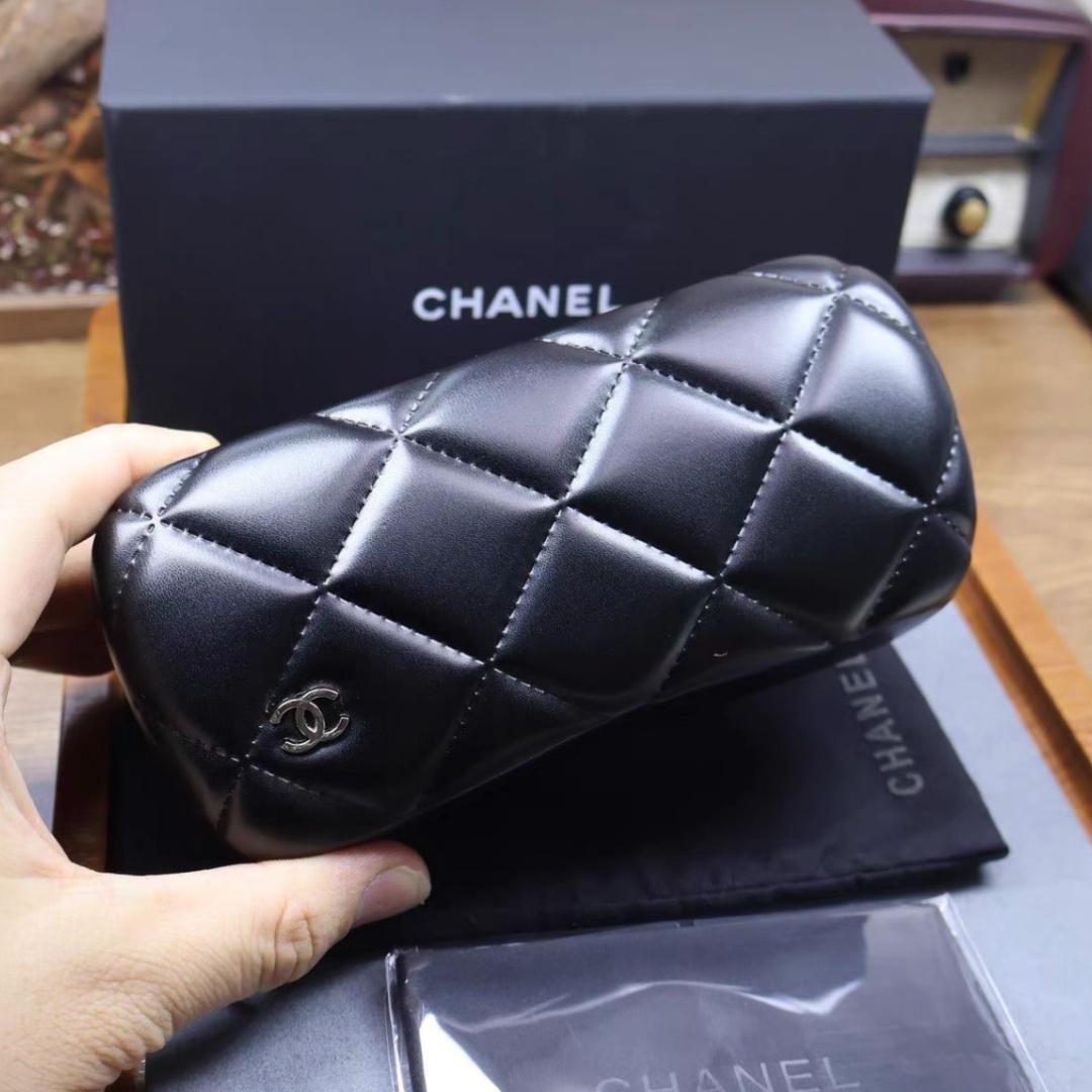 

Chanel Black Quilted PU Leather Hard Shell Sunglasses Glasses Case чёрный