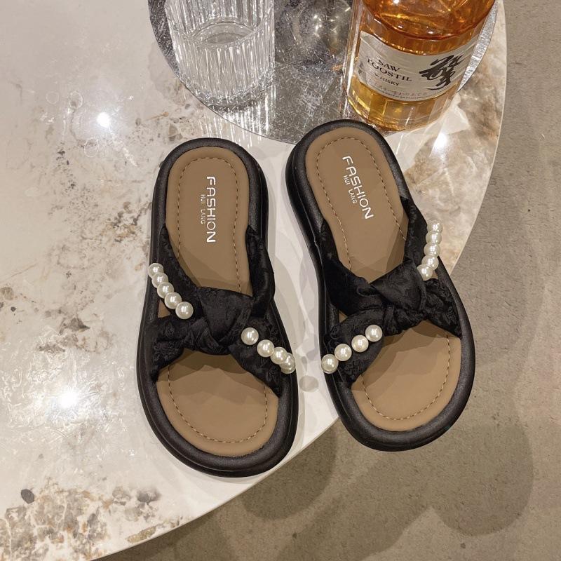 

Крутые тапочки женские летние для улицы 2025 новые высококлассные юбка французские супер огонь приморский пляж плоская подошва на одно слово 40