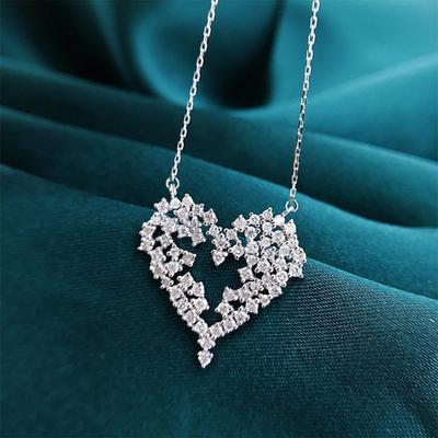 Damen Glitzerndes durchbrochenes Herz-Anhänger-Halskette Elegantes Hohl-Herz-Design Statement-Schmuck für den Alltag und die Party