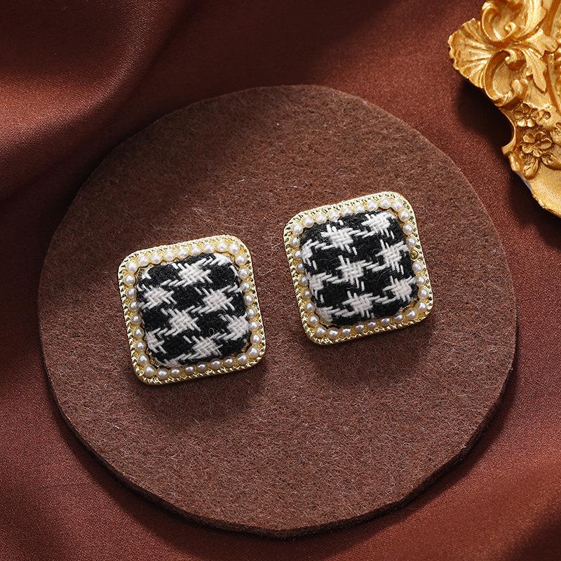 

Trendy thousand bird grid fabric art black and white plaid square stud earrings women s autumn and winter retro temperament high-end earrings earrings