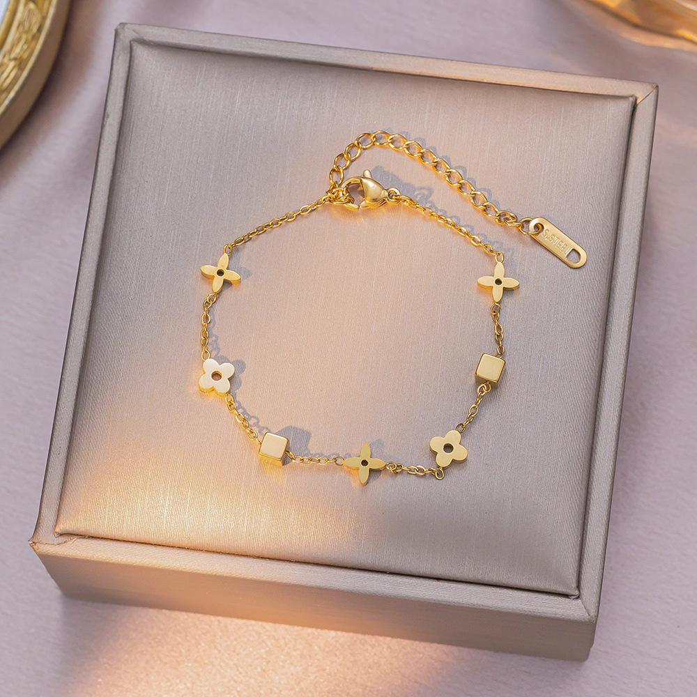 Premium Light Luxury Geometric Small Square Flower Four-leaf Clover Titanium Steel Necklace Bracelet Set