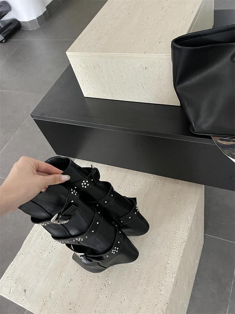 Französische weiße Stiefeletten aus Rindsleder: Modische spitze Zehenpartie, weiter Schaft, schlankmachende Gürtelschnalle, Nieten-Keilabsatz, kniehohe Hosenstiefel