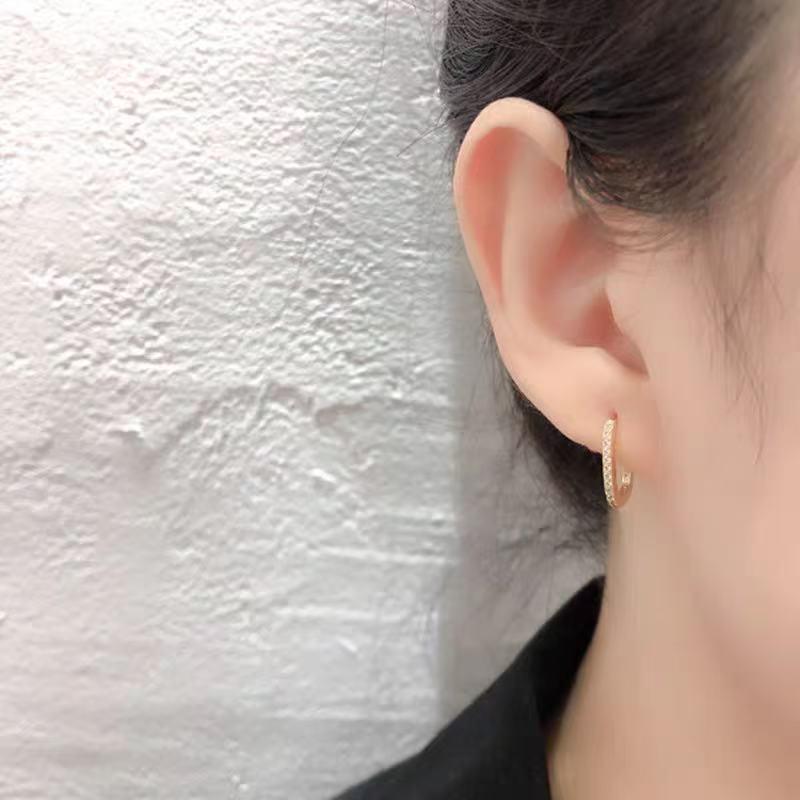Manchettes d'oreille géométriques style coréen en forme de U incrustées de diamants: Boucles d'oreilles mode femme Été 2025