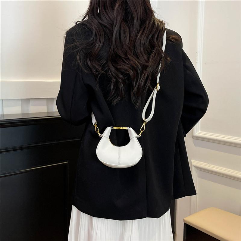 Street Style Pu Chain Moon Bag With Zipper Closure For Daily Use