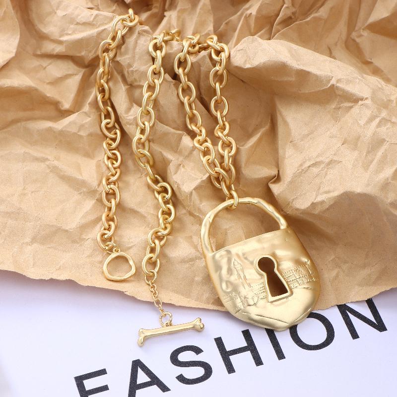 Vintage Art Style Gold Lock Buckle Pendant Jewelry High-Quality Heavy Industry Necklace Accessories Gift