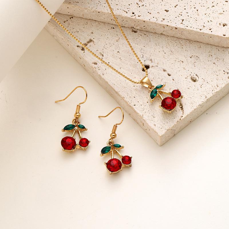 Ensemble collier pendentif cerise rouge et feuille verte et boucles d'oreilles chaîne clavicule pour femme