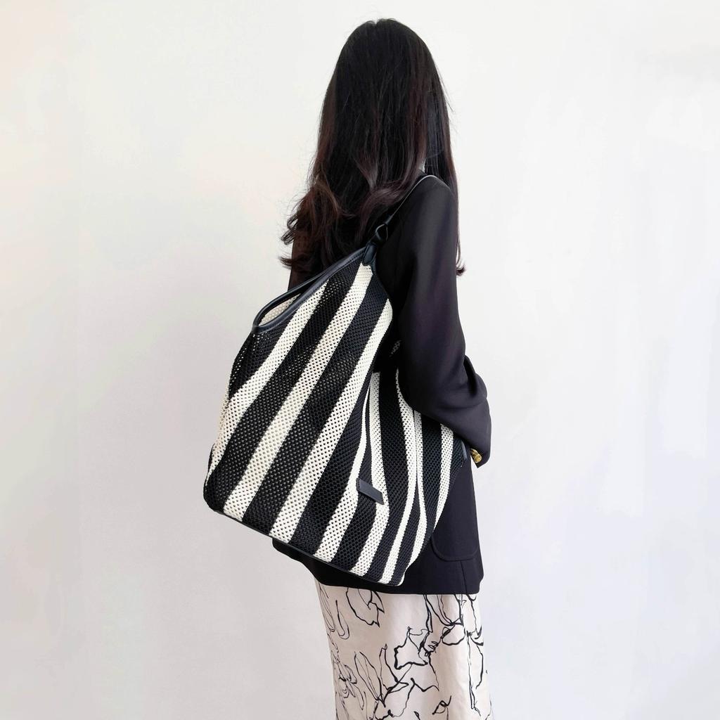Premium schwarz-weiß gestreifte gewebte Umhängetasche mit großem Fassungsvermögen für Damen, lässiger Stil, leicht, Urlaubstasche, Einkaufstasche
