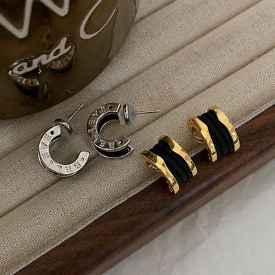 C-förmiger kleiner Bolzen, halbkreisförmiges Bogendesign, exquisite und kleine, modische, leichte Luxusatmosphäre, High-End-Buchstabe