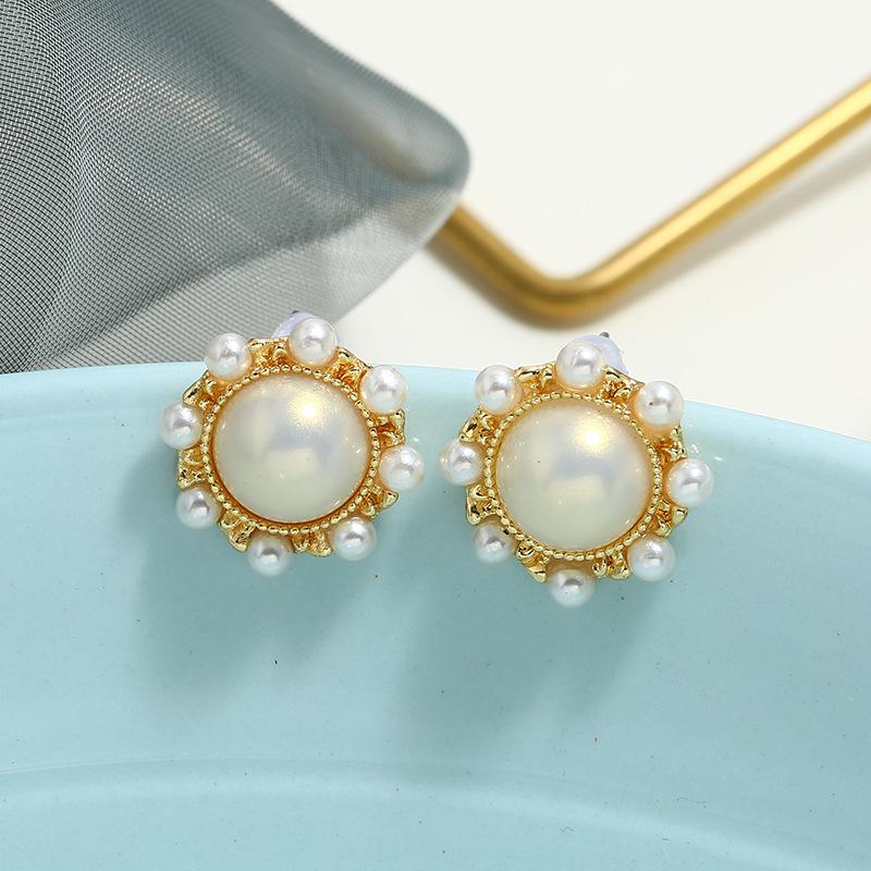 Retro Baroque Pearl Stud Earrings Women's Versatile High-end French Earrings, Simple Temperament, Personalized Trendy Ear Jewelry
