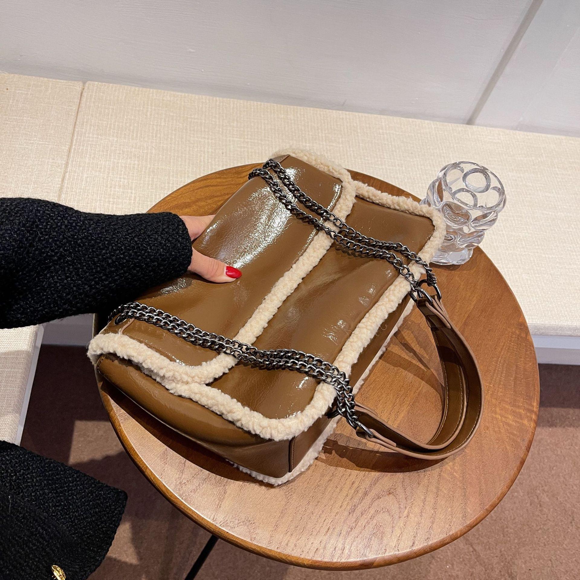 

Autumn and winter plush high-end bag women s 2025 new fashion retro messenger chain stray shoulder bag коричневий