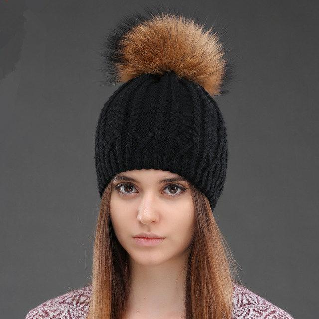 

Женская зимняя теплая шерстяная шапка из меха енота с шариками для защиты ушей, однотонная универсальная двухслойная шапка-пуловер OneSize
