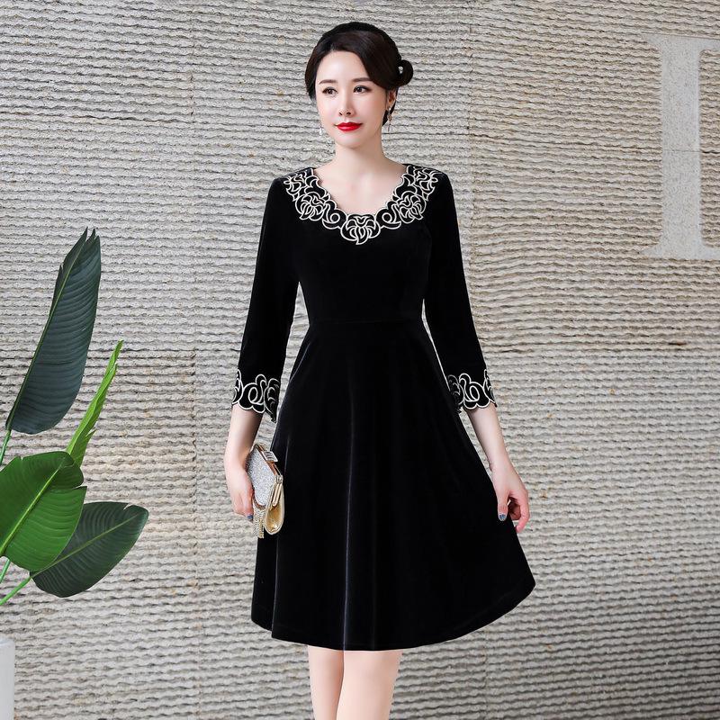 

Velvet Embroidered Cheongsam Dress for Women - Mid-Length Black L