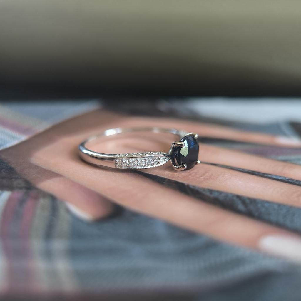 Серебряное кольцо с натуральным сапфиром 1.481ct, вес изделия 2,1 гр (2214038)