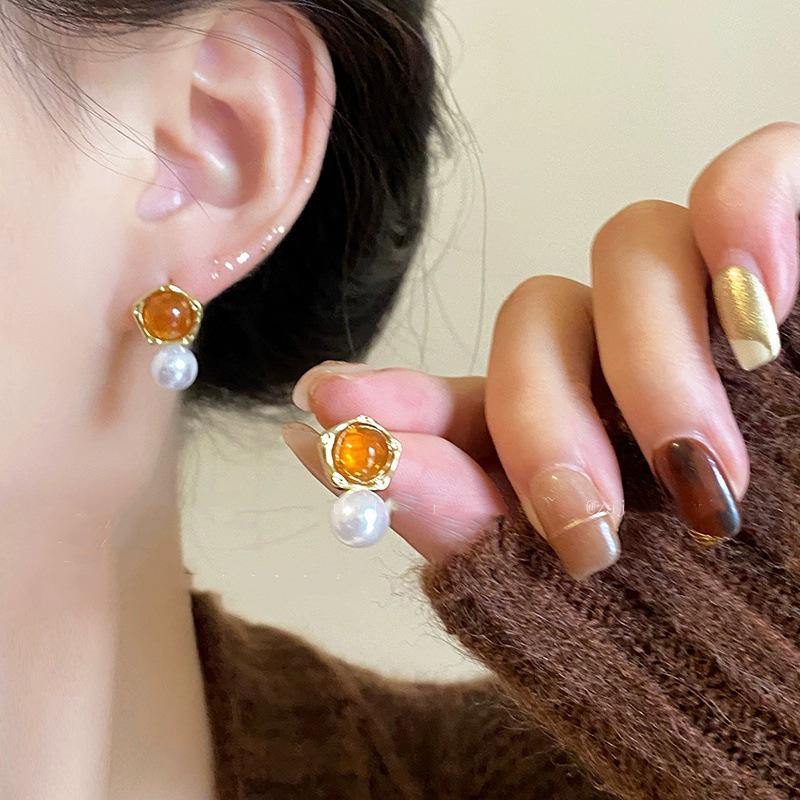 Autumn/Winter Myriad Series Retro Coffee Light Luxury Stud Earrings - Versatile Women's Style.