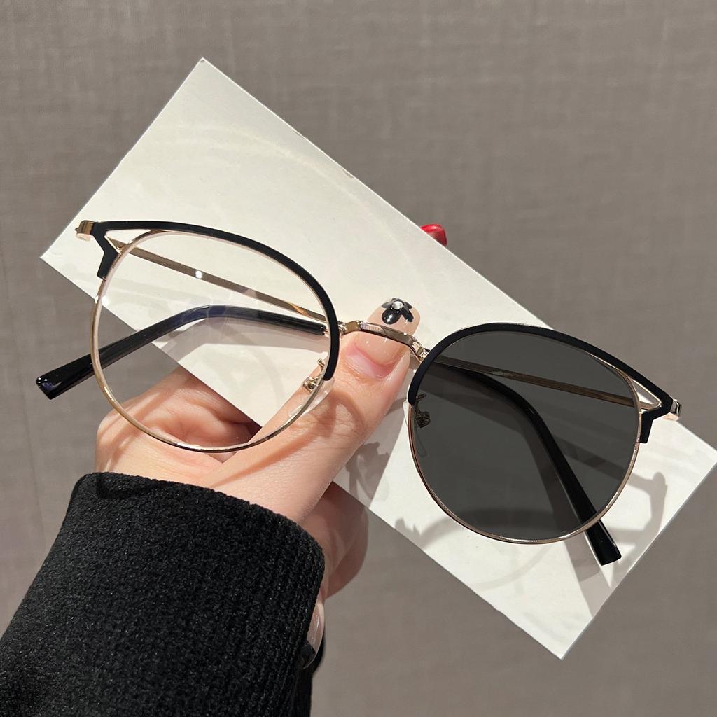 Stylish Cat Ear Frame Photochromic Myopia Glasses Women Luxury Design Metal Frame Color Changing NearSight Eyewear UV Protection