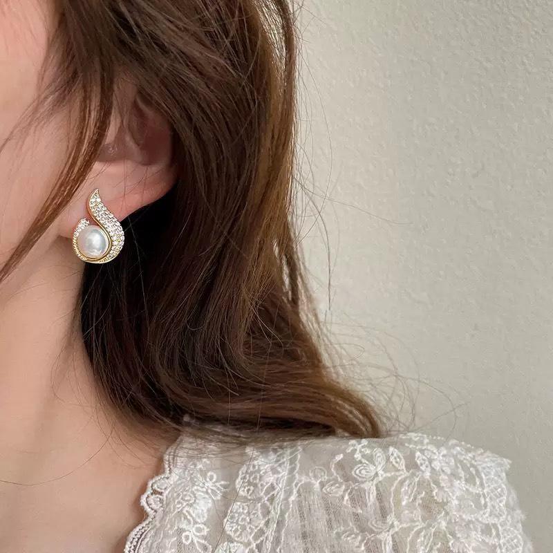 French pearl water drop ear clips without holes, high-grade copper plated zircon stud earrings, retro light luxury earrings, women without ear holes