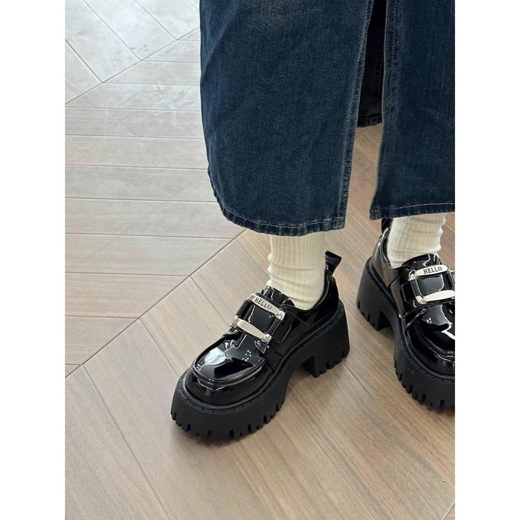 Sweet and cool little leather shoes! Small fried street quack looks good! Black patent leather British style platform Mary Jane single shoes