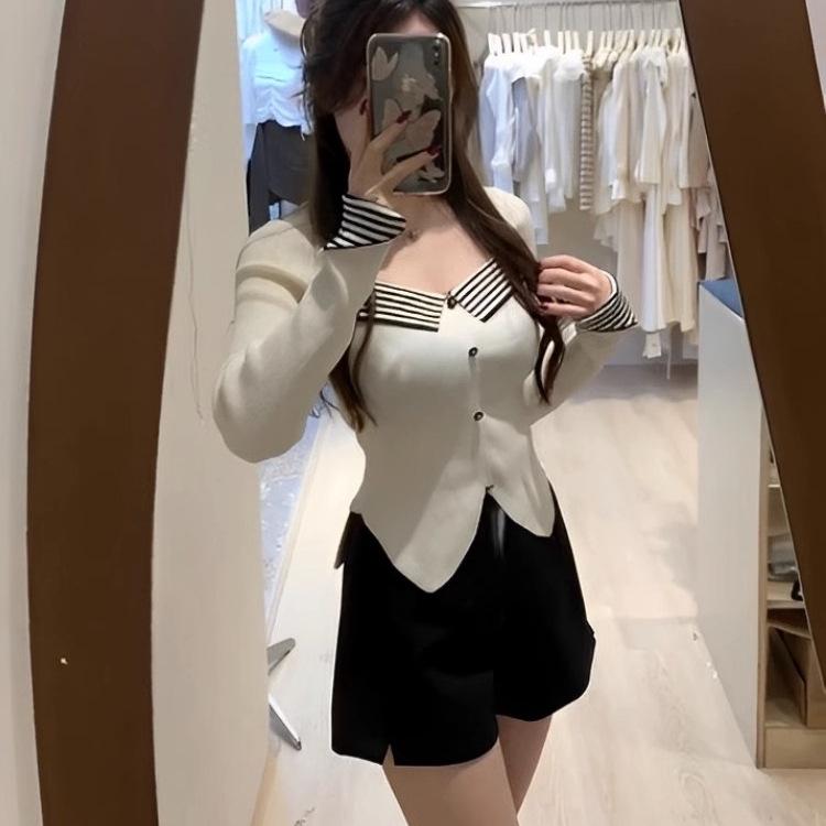 Damen Französisch Chic Oberteile mit quadratischem Kragen: Nischendesign, Frühherbst-Stil, High-End, Schlanke & Weiche Pullover