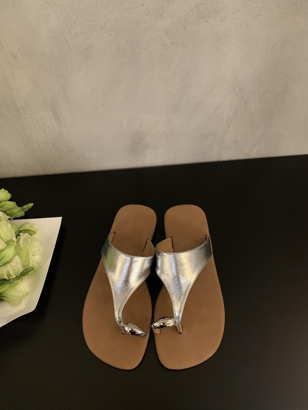 

Retro vacation style cover toe black cool slippers women s summer wear 2025 new with skirt evening wind Roman sandals 40