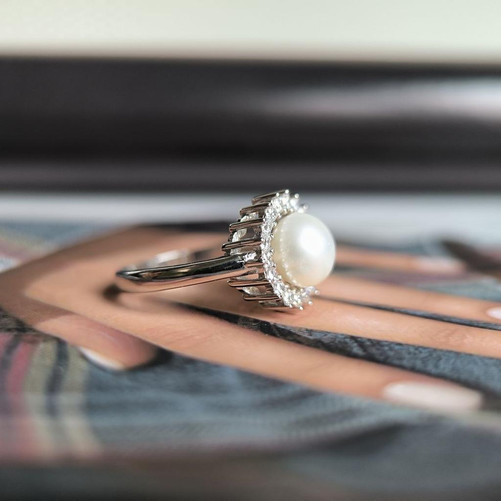Серебряное кольцо с натуральным жемчугом, фианитами, вес изделия 3,38 гр (2197973)