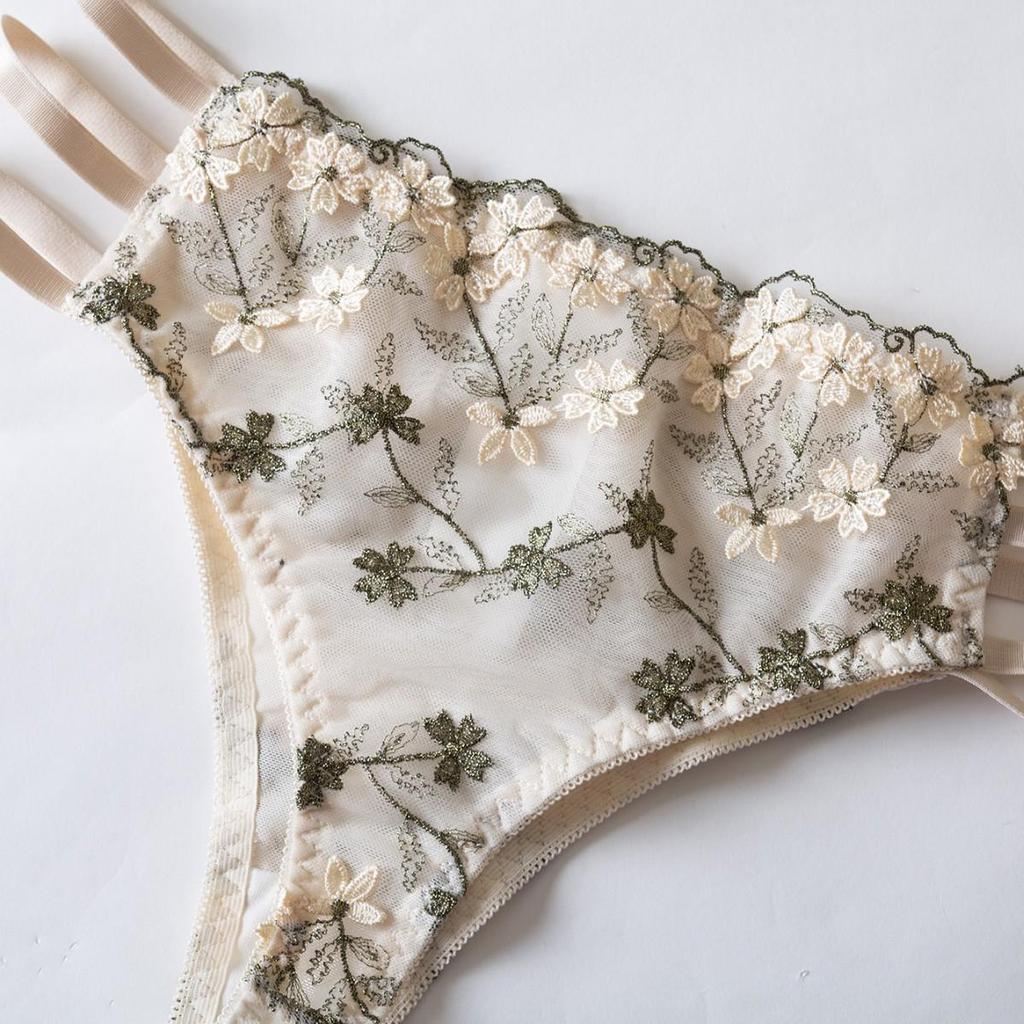 Set Reggiseno e Perizoma con Ricamo Frontale in Rete di Pizzo Internazionale