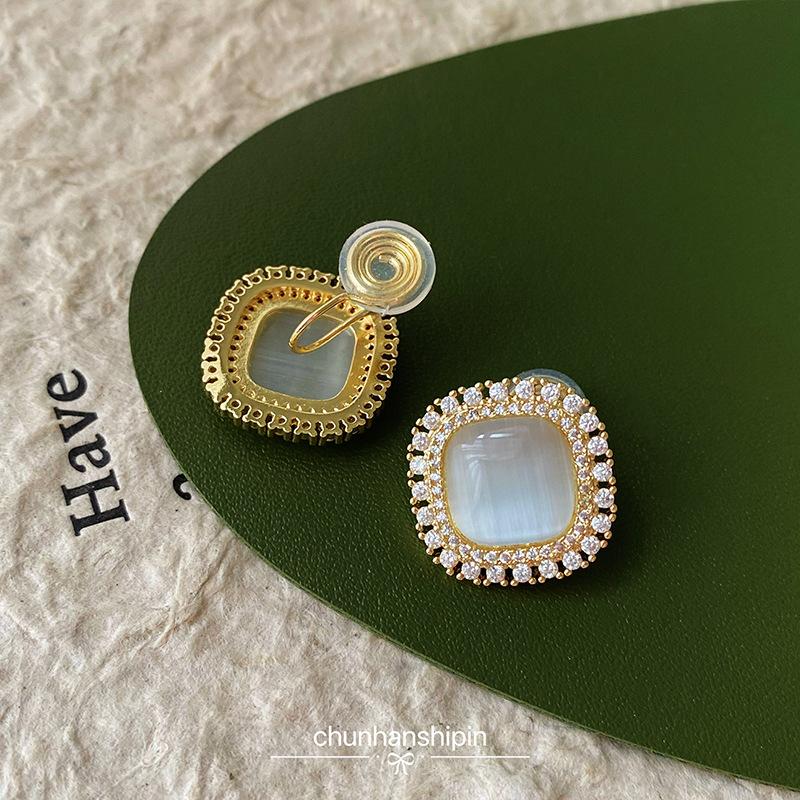

Korean light luxury high-end small fragrant wind stud earrings women s fashion square opal earrings mosquito coil disc earclips without earholes