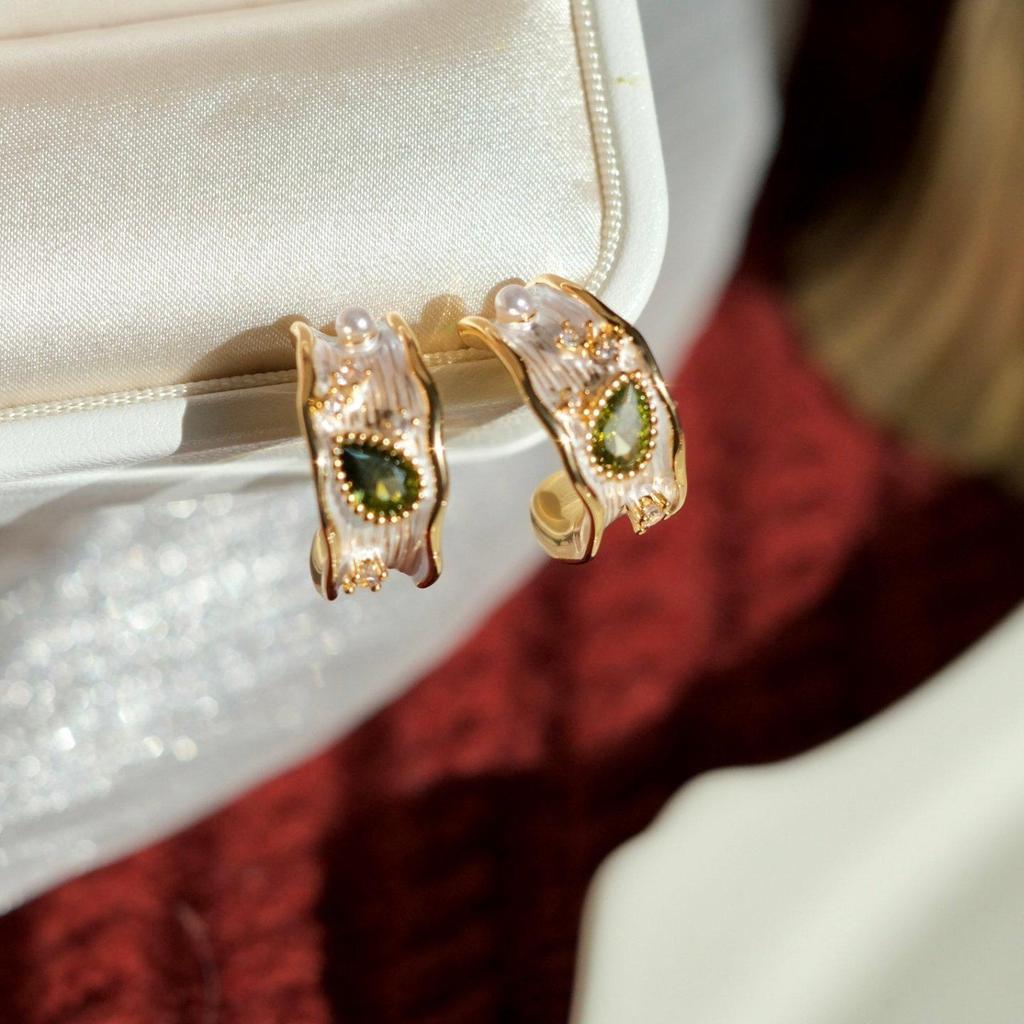C-shaped Retro Palace Style Ear Clip for Women - No Piercing Needed