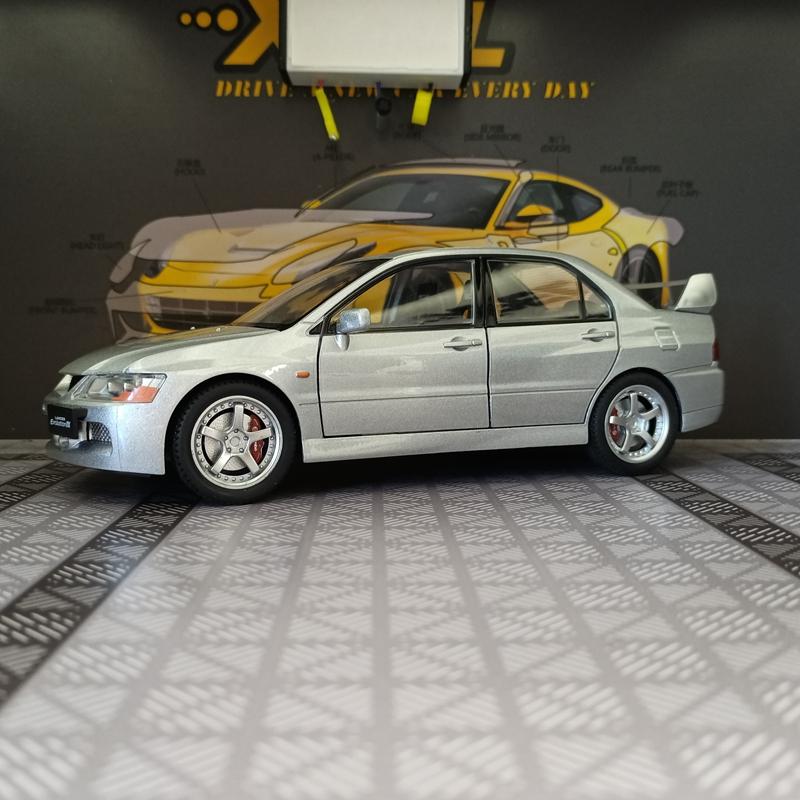 1:24 Simulation Mitsubishi EVO 9th Generation Alloy Car Model Ornament Collection Door Can Open Sound and Light Sports Car