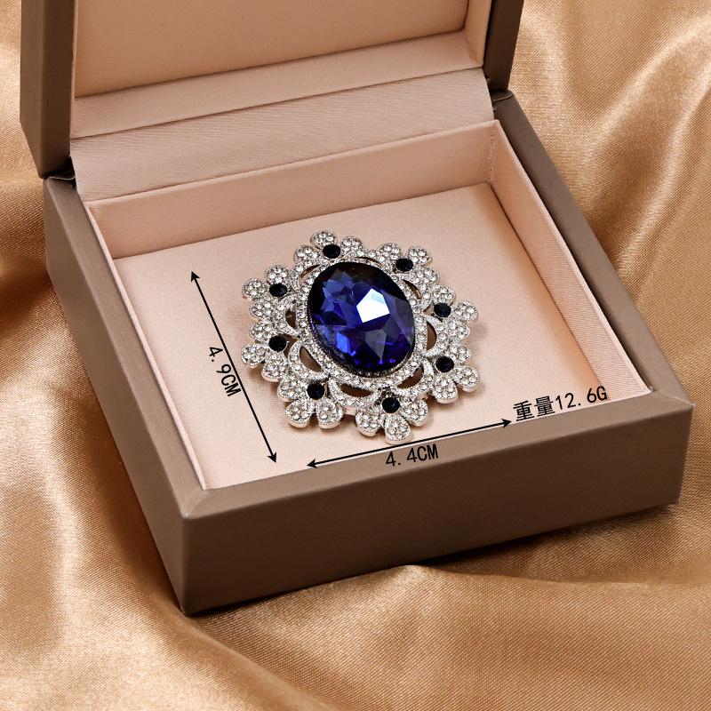 Luxury Crystal Flower Brooch: Exquisite Retro Palace Style for Women