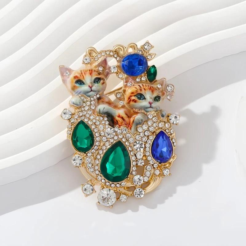 Retro dubbele kattenbroche bezet met diamanten, modieus en high-end, veelzijdig in lichte luxe, schattige diervriendelijke borstbloem, damesbroche