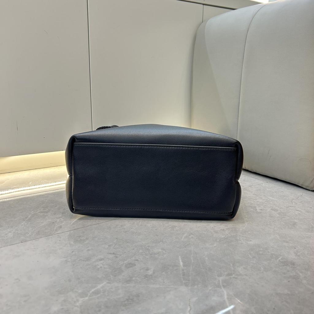 Grenzüberschreitende Mode Rindsleder Große Kapazität Geflochtene Schmetterlings-Eimer-Handtasche - Vielseitige Pendler-Crossbody-Tasche für Damen.